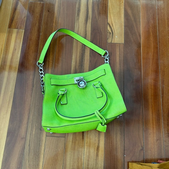 michael kors green leather bag w/ lock & key - Picture 2 of 10